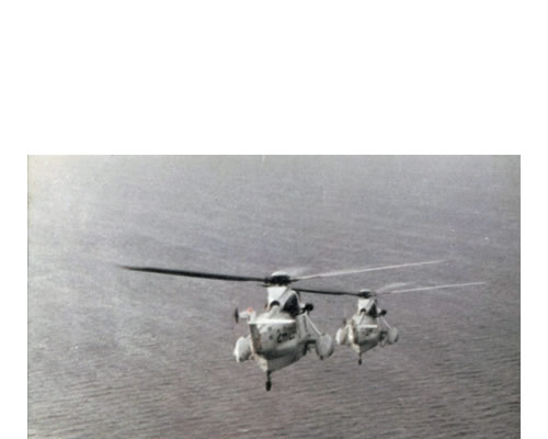 Sea Kings de la Armada Argentina rescatando a diez miembros de la estación aeronaval.